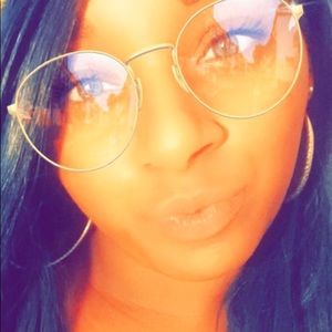 Meet your Posher, Monique